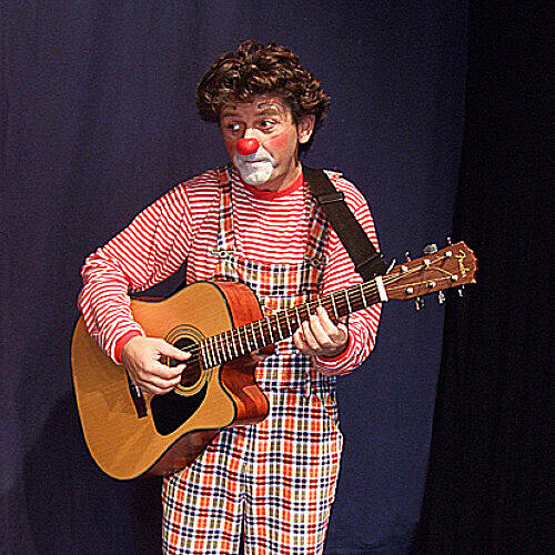 Clown Trampolini will zum Zirkus