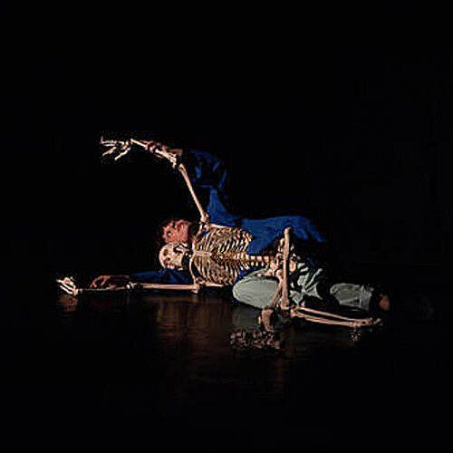 CRASH - Feministische Theaterperformance über Long Covid, ME/CFS und das Gesundheitssystem